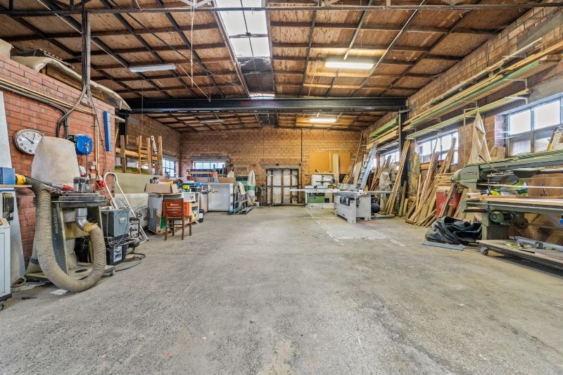 Zonnebeke. Half-open polyvalent ruim gebouw / handelshuis met apart magazijn van +/- 170m2 en  3-5 slaapkamers en apart kantoor / hobby / handelsruimte. Goede staat ! foto 15