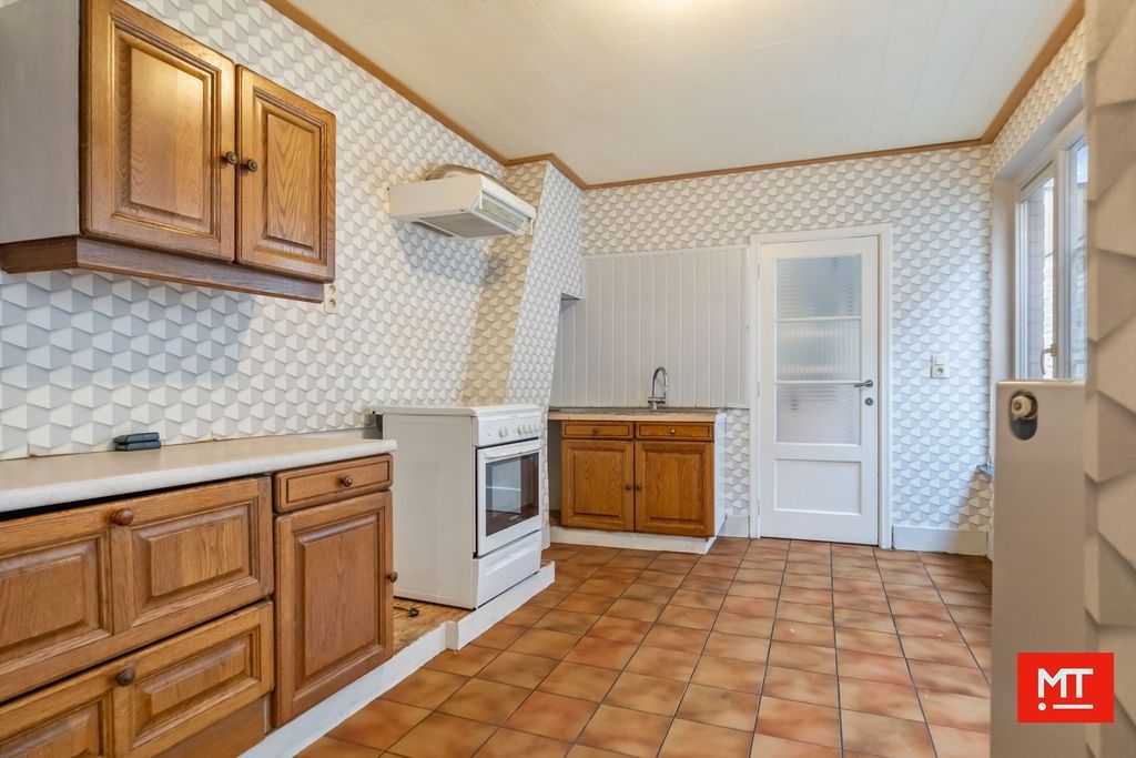 Op te frissen woning met 3 slaapkamers, stadskoer en dubbele garage in het centrum van Roeselare foto 6