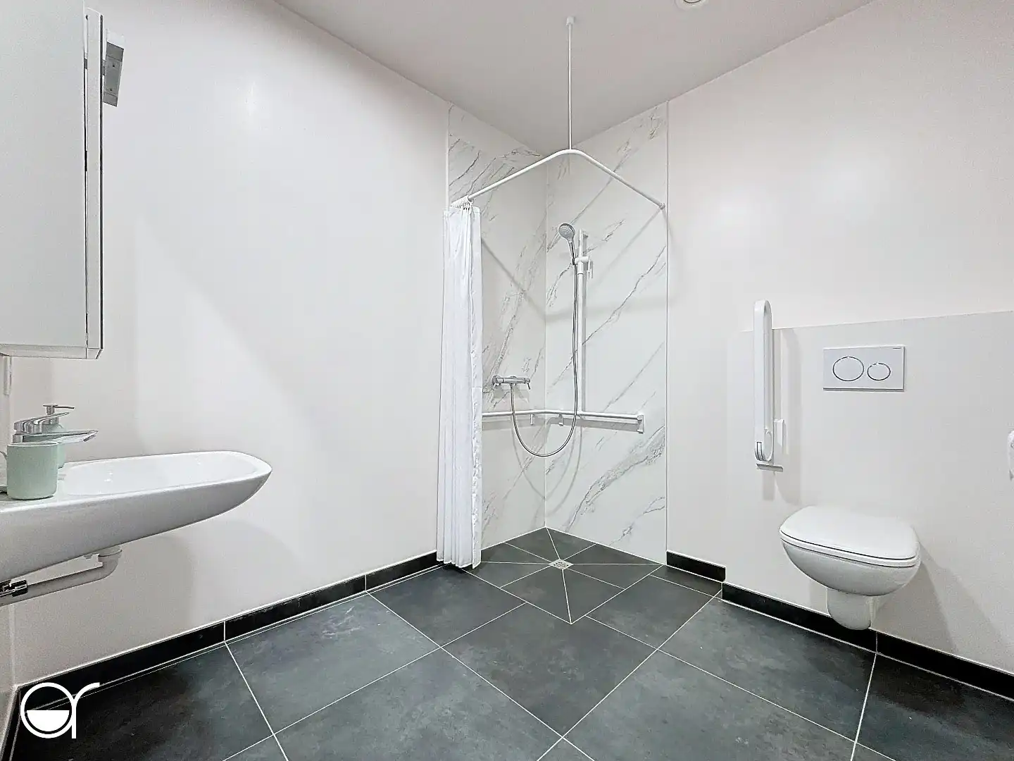 Recente assistentieflat met 2 slaapkamers en mooi zonneterras foto 13