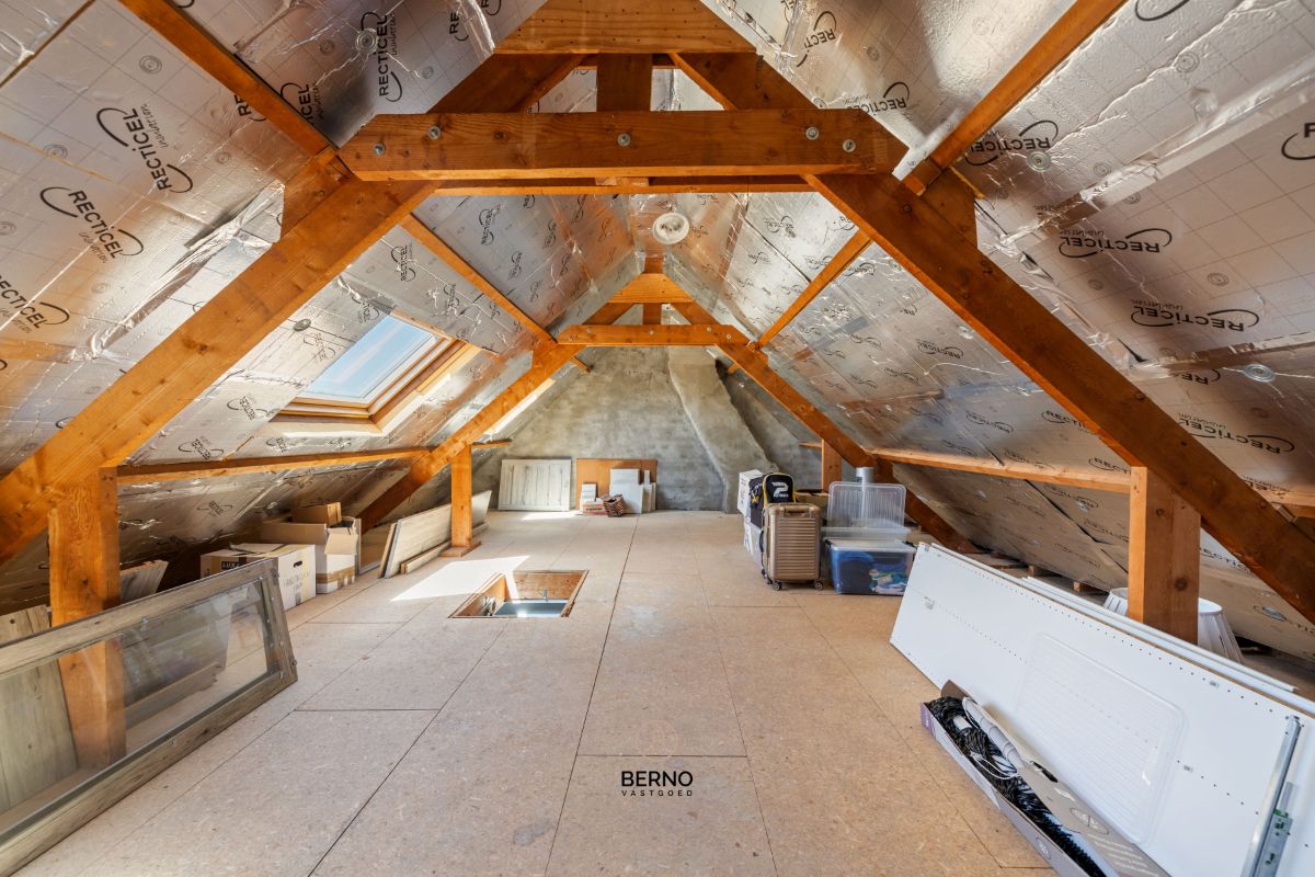 Instapklare rijwoning met 3 slaapkamers, ruime garage en zongerichte tuin. foto 21