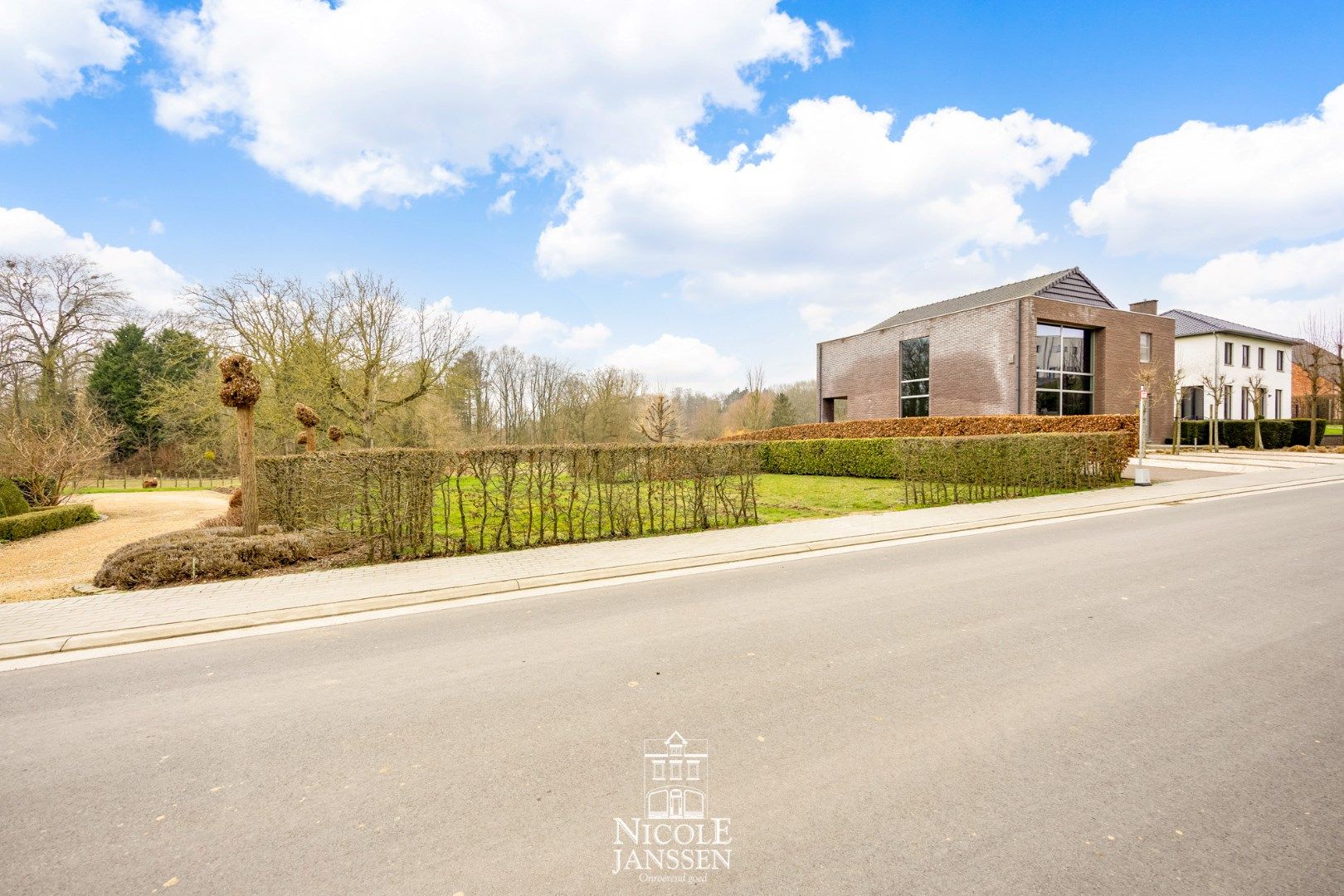 Zeer mooi en ruim perceel foto 2