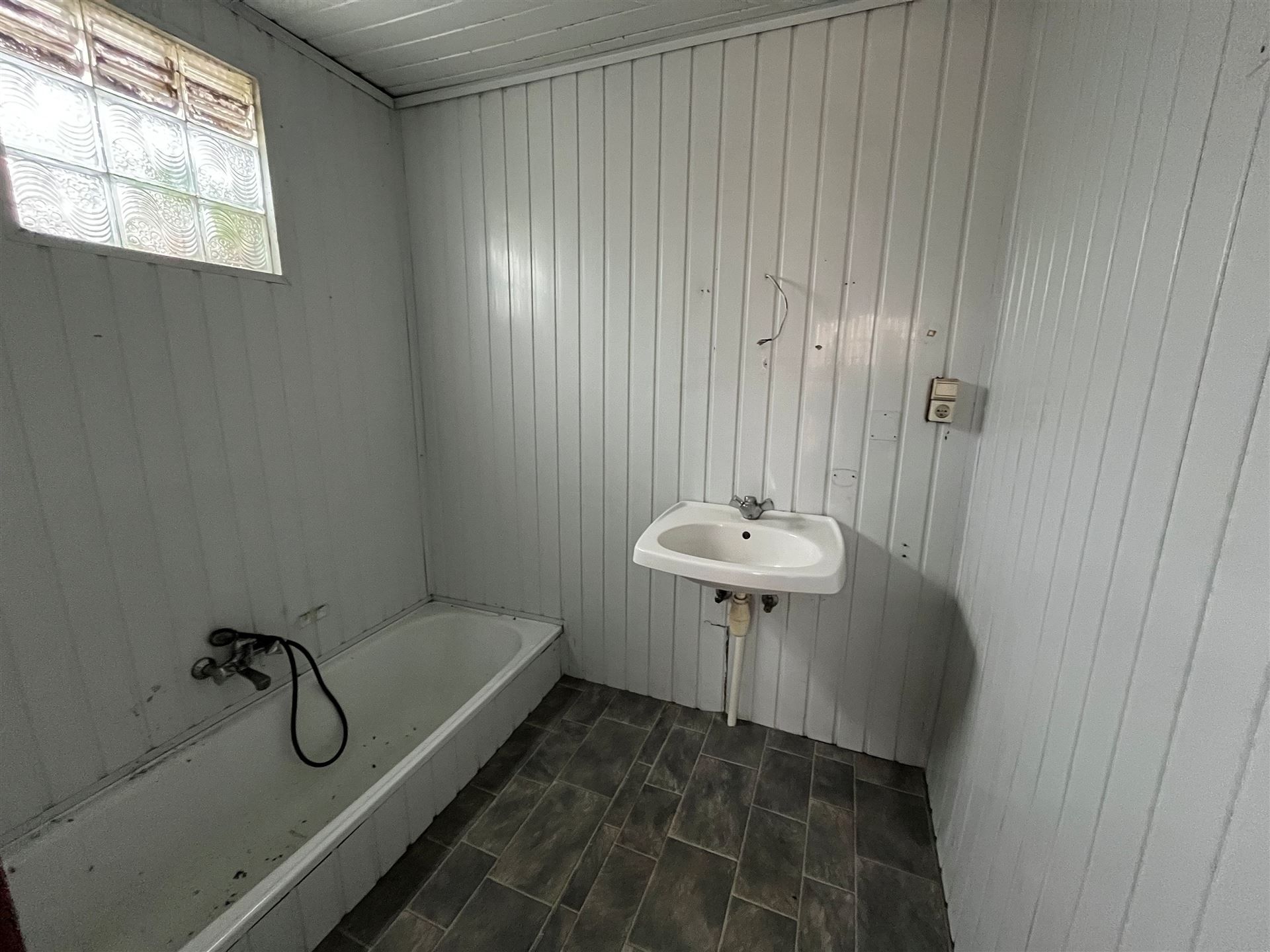 Totaal te renoveren gezinswoning met garage. foto 8
