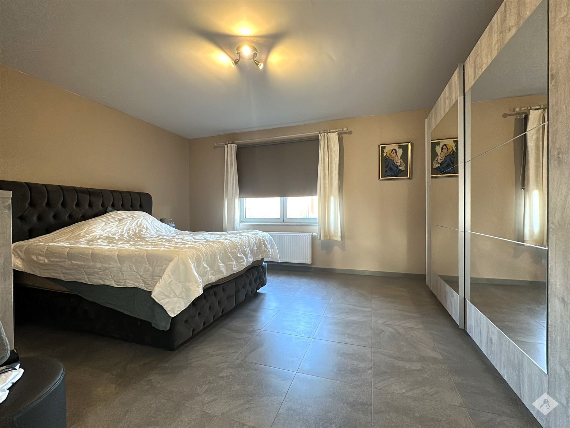 Ruim appartement met tuin, garage en buitenberging foto 10