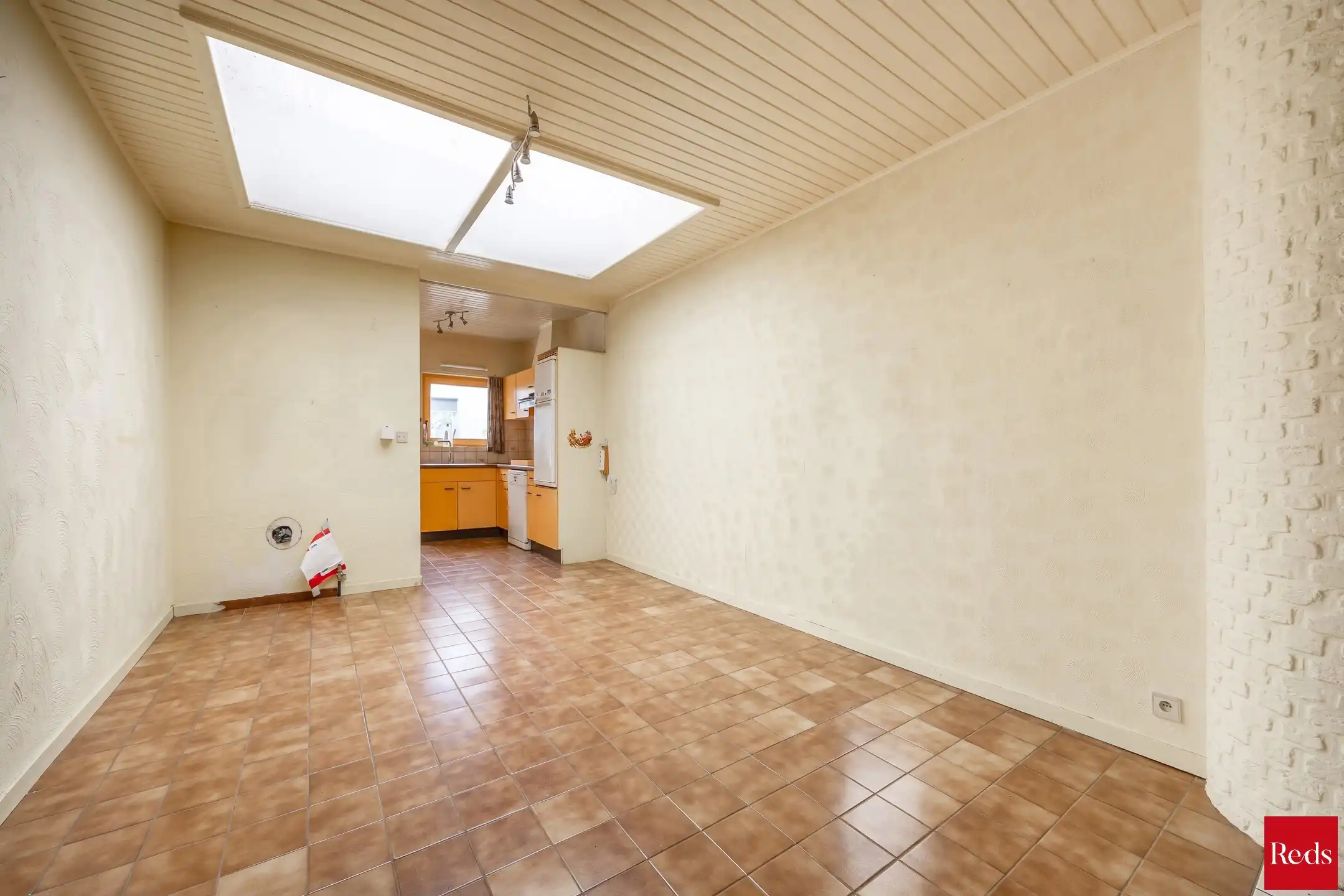 te renoveren woning met 3 ruime slaapkamers , garage en tuin foto 3