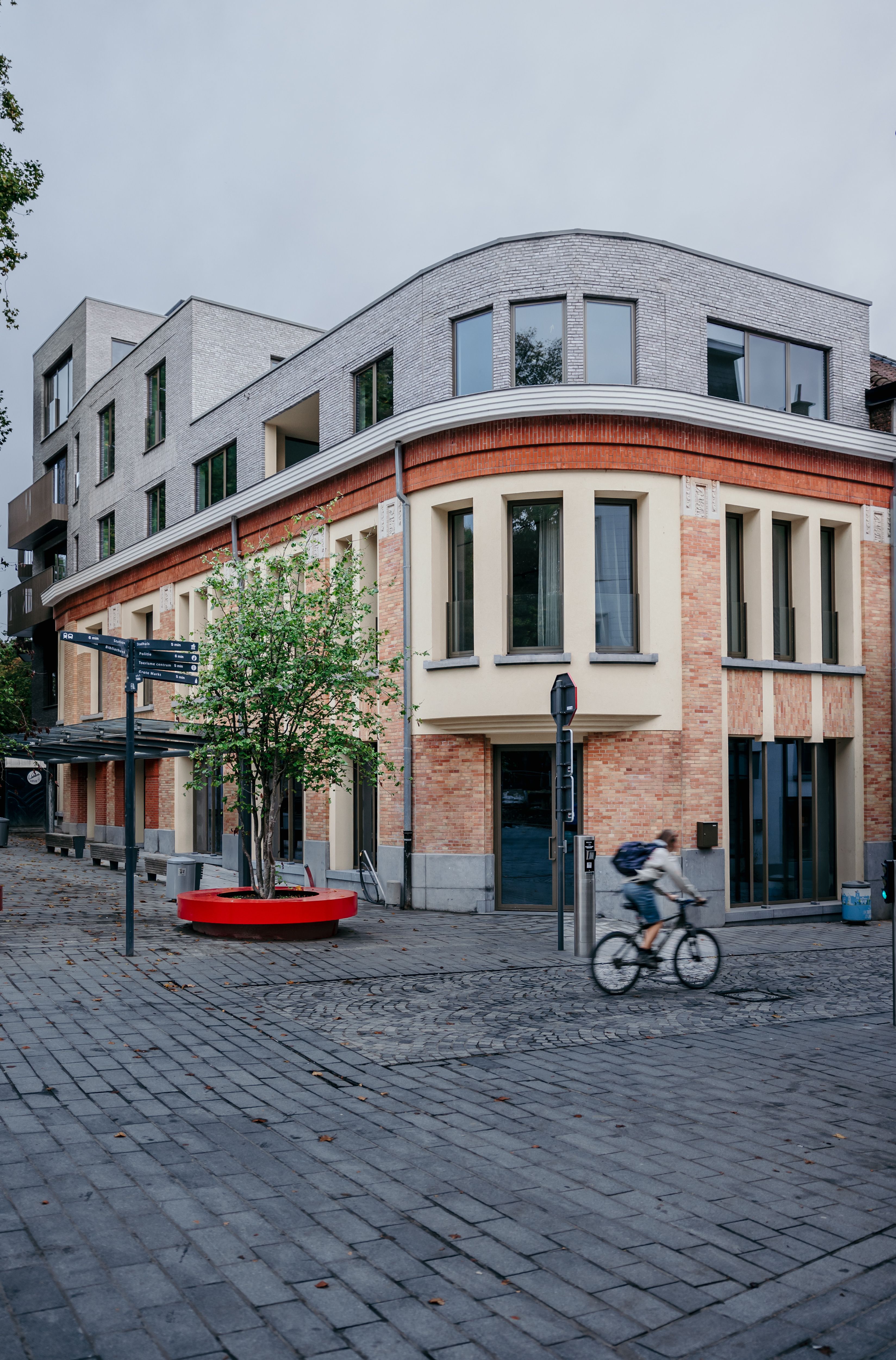 NIEUWBOUW KANTOOR, PRAKTIJK, WINKEL HIPPE RES. NOA'H foto 2