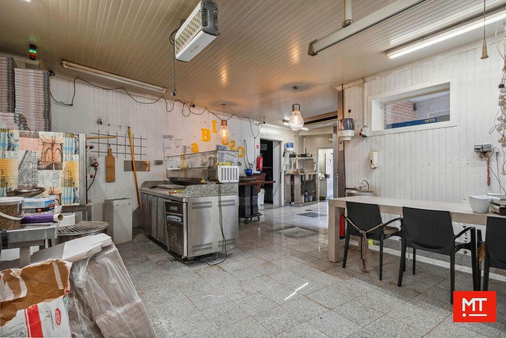 Veelzijdig gebouw bestaande uit handelsruimte, woning en appartement in het centrum van Wervik foto 11
