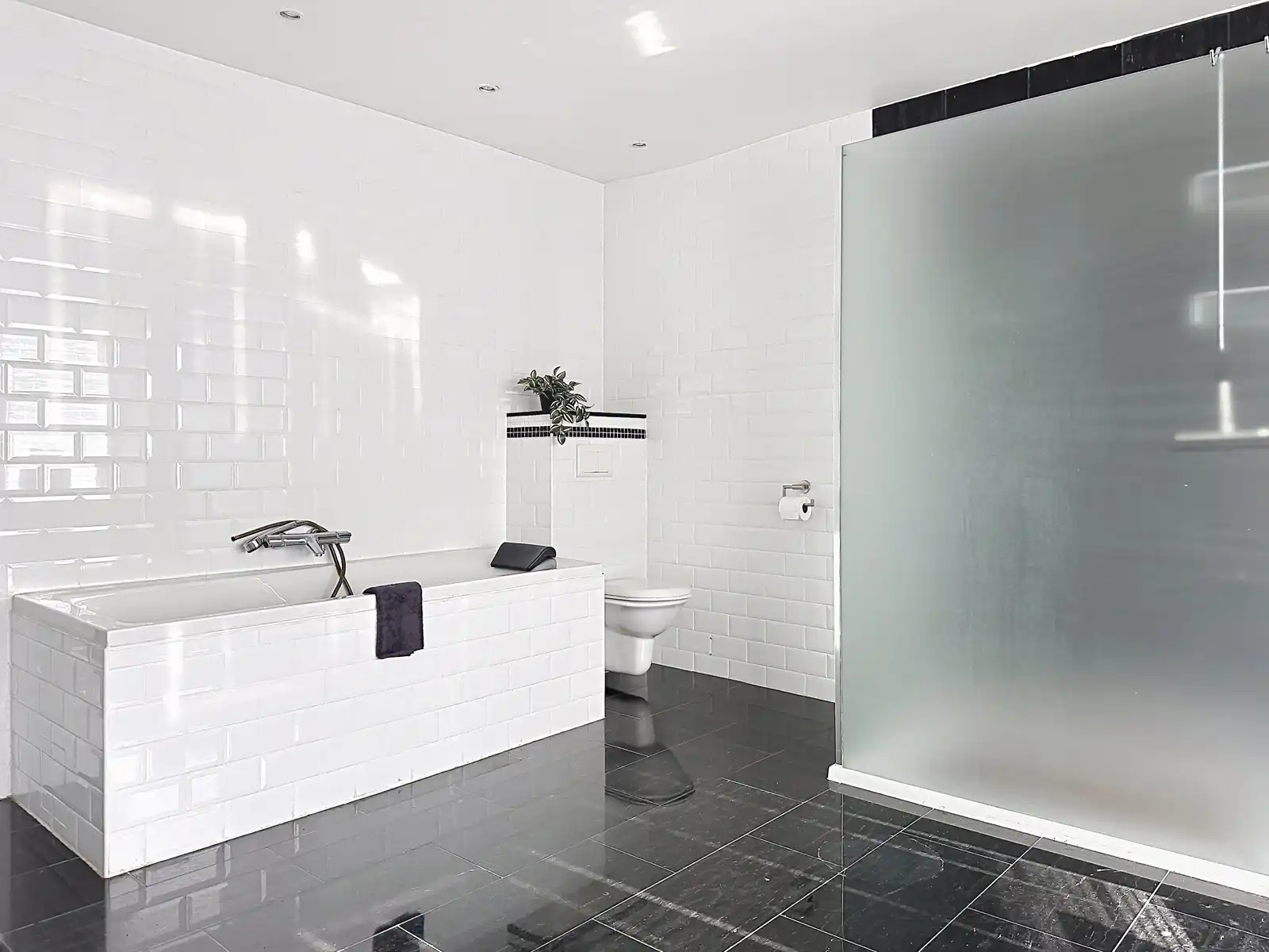 Instapklare, gerenoveerde woning met gezellige koer in hartje Niel! foto 18
