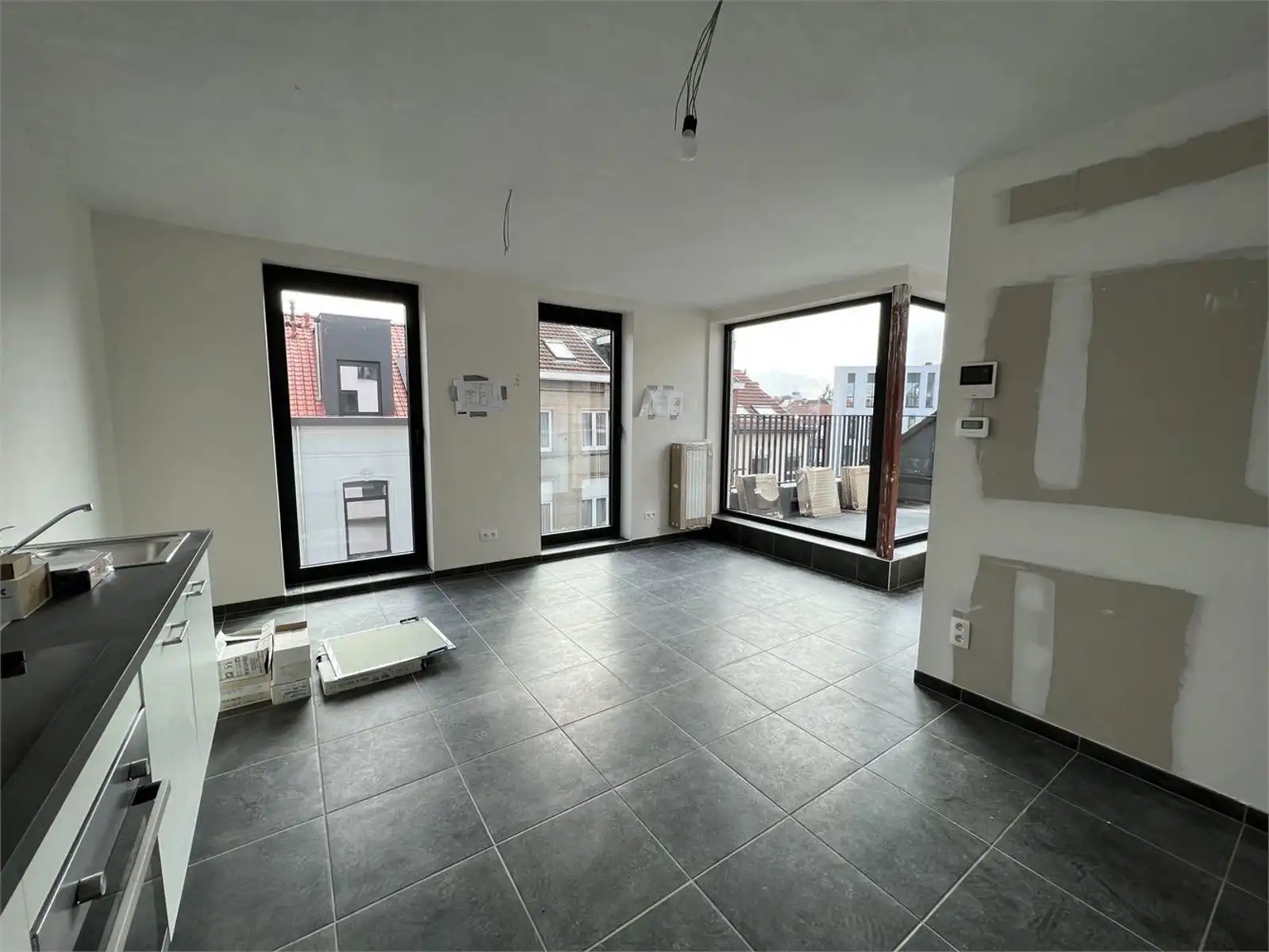 Zeer ruime nieuwbouw studio met slaaphoek, terras en ruime ondergrondse autostaanplaats te huur in het centrum van Leuven foto 3