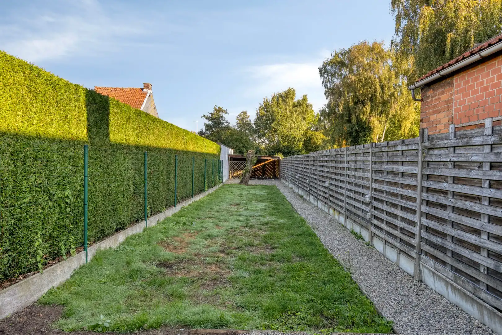 Verzorgde woning met diepe tuin, carport en uitweg achteraan! foto 19