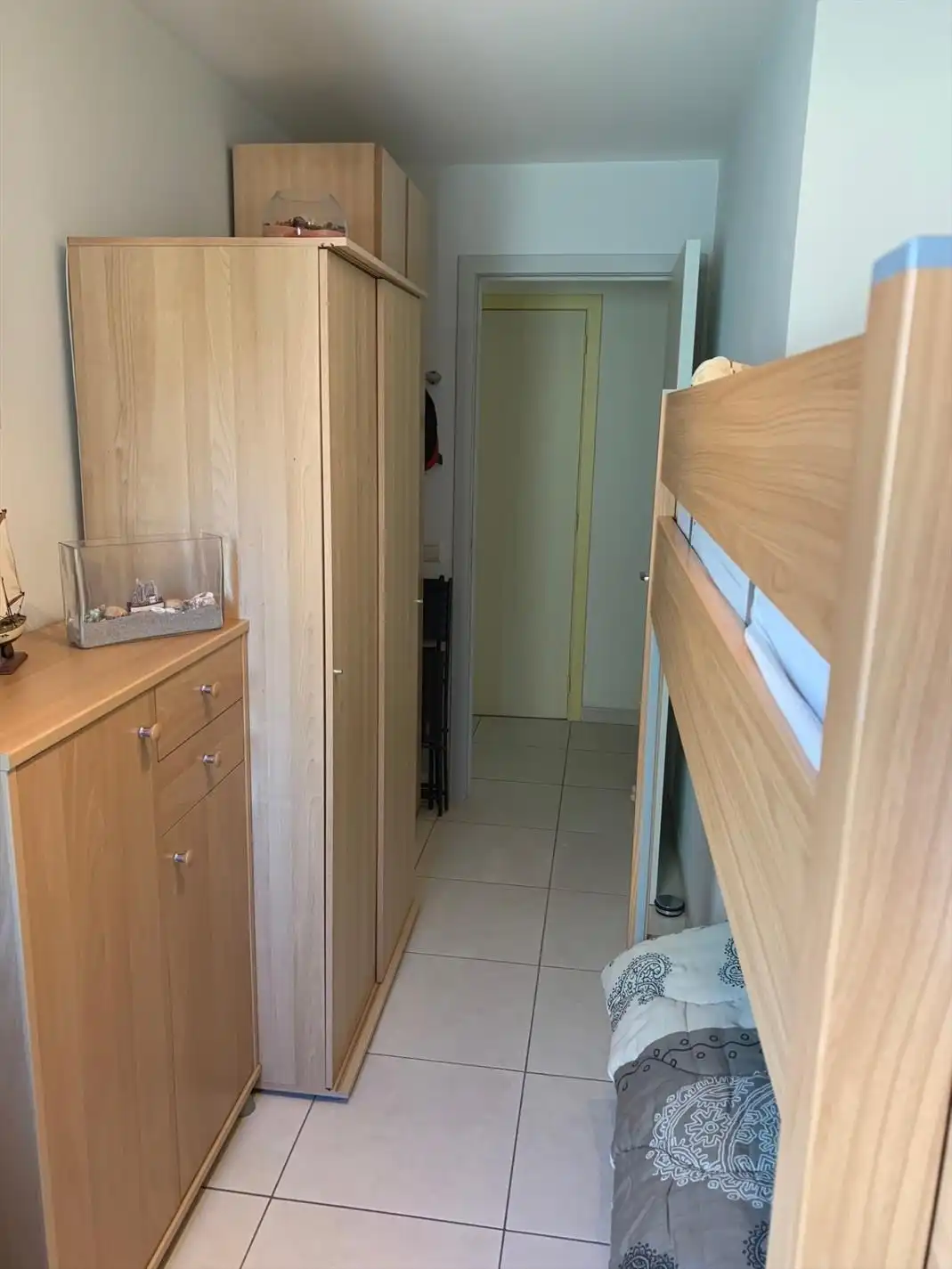 Gemeubeld appartement met twee slaapkamers - lateraal zeezicht op zonnig terras foto 7