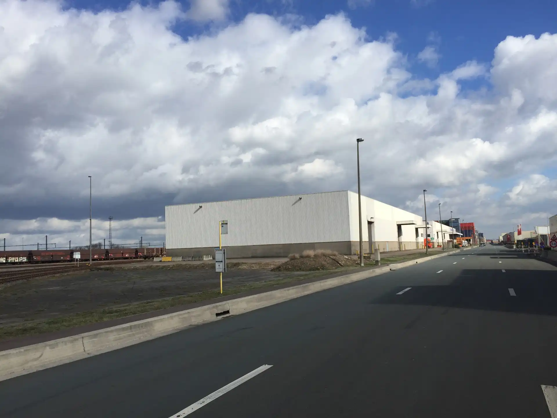 Magazijn met kantoor te huur foto 11