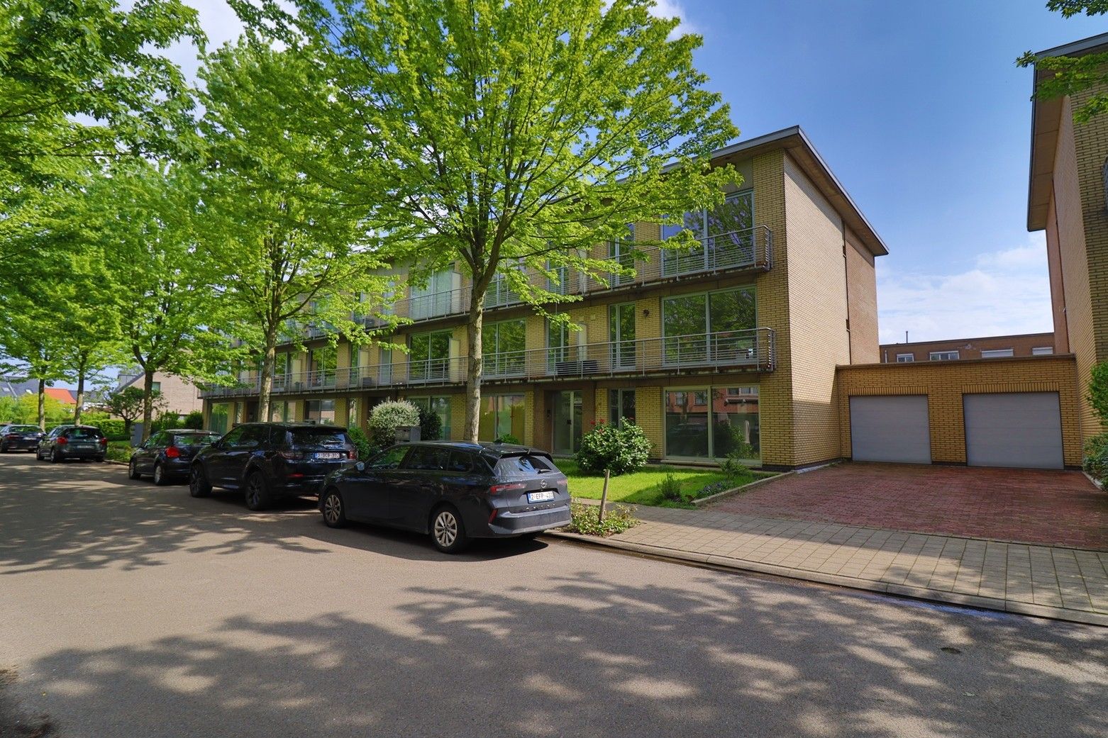 Lichtrijk appartement met 2 slaapkamers, 2 balkons, autostaanplaats en kelderberging foto {{pictureIndex}}