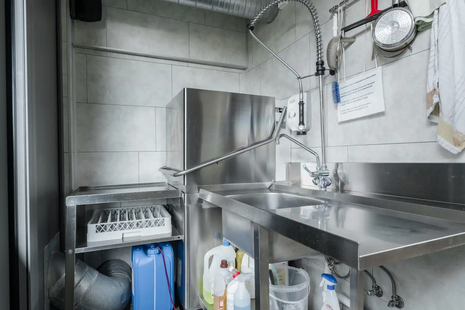 Bekende frituur met super mooi duplex appartement en zwembad te Achel foto 15