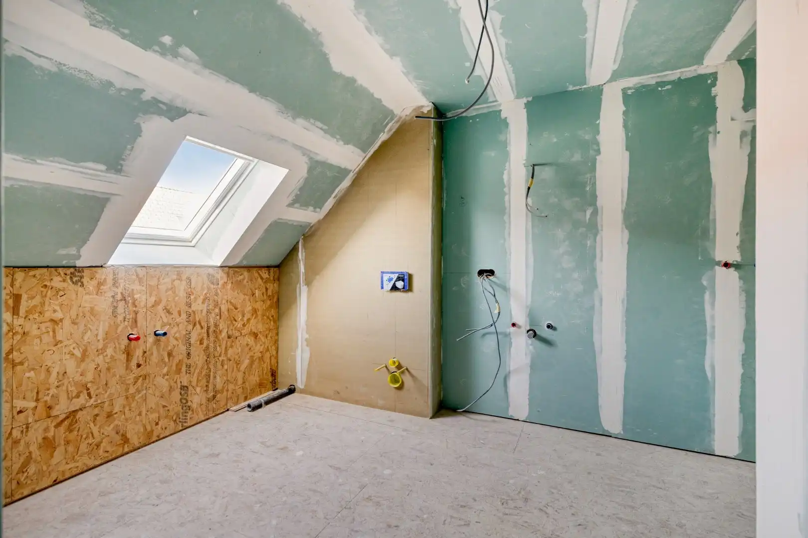 Commercieel pand met verder af te werken appartement en garage op topligging! foto 20