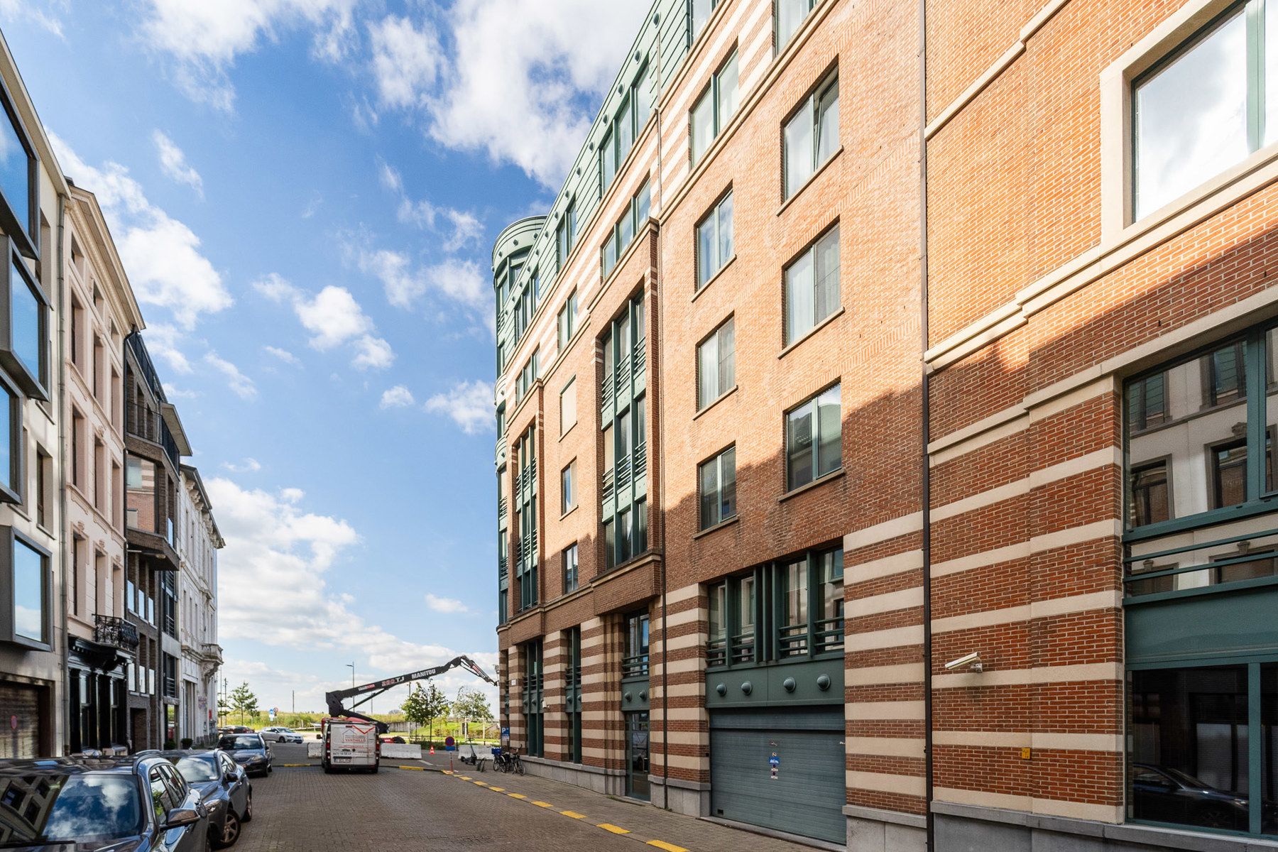 Bemeubelde studio op 't Zuid foto {{pictureIndex}}