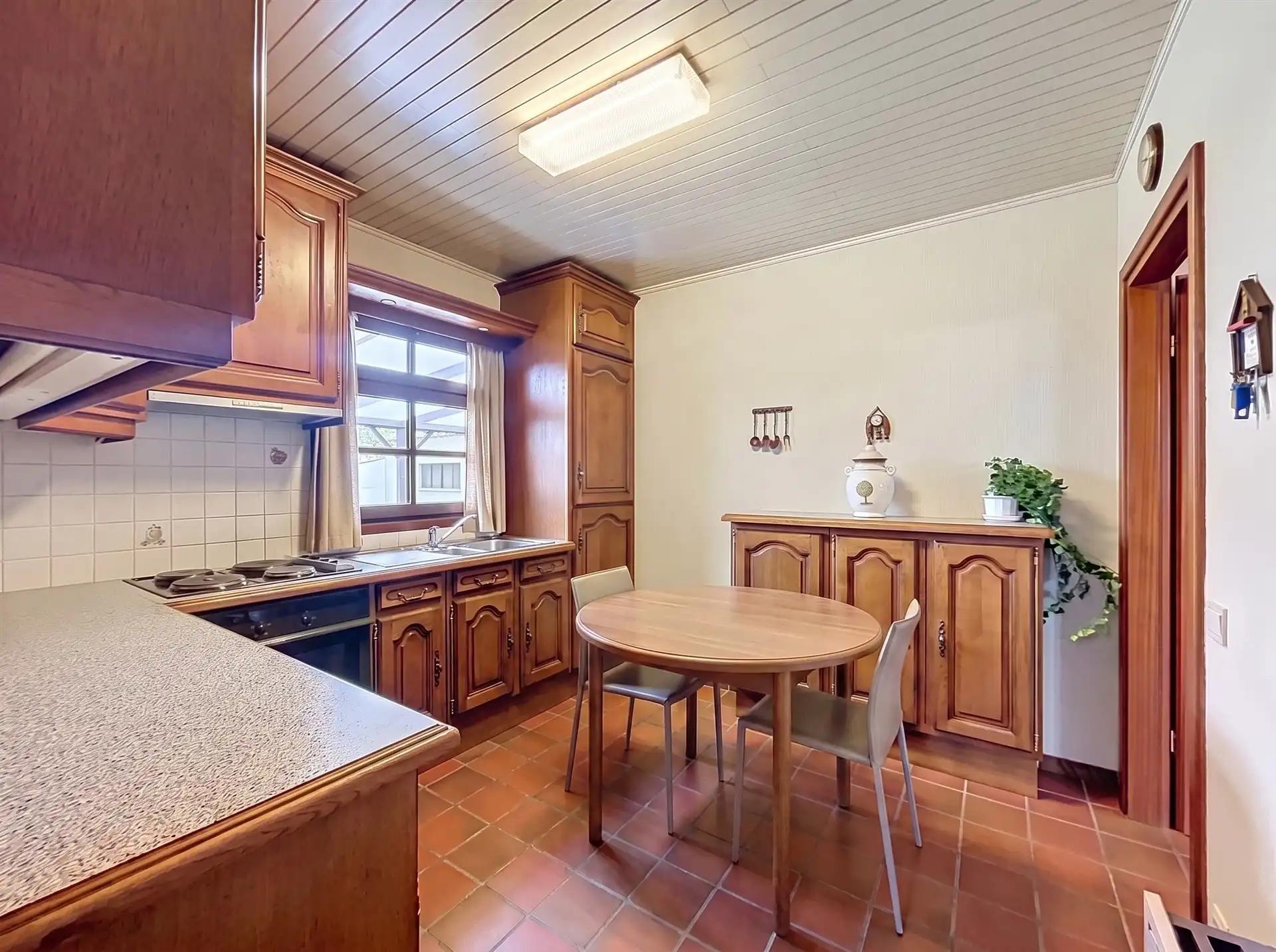 open bebouwing met 3 slaapkamers en garage op perceel van 1808m² foto 5