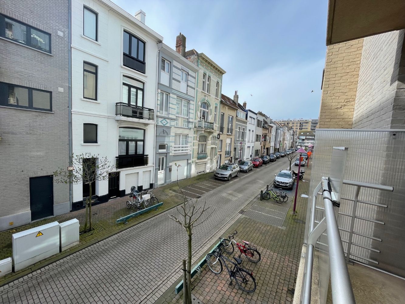 Ruim zonnig appartement met drie slaapkamers, twee badkamers en terras in een gebouw op de Markt. foto 2