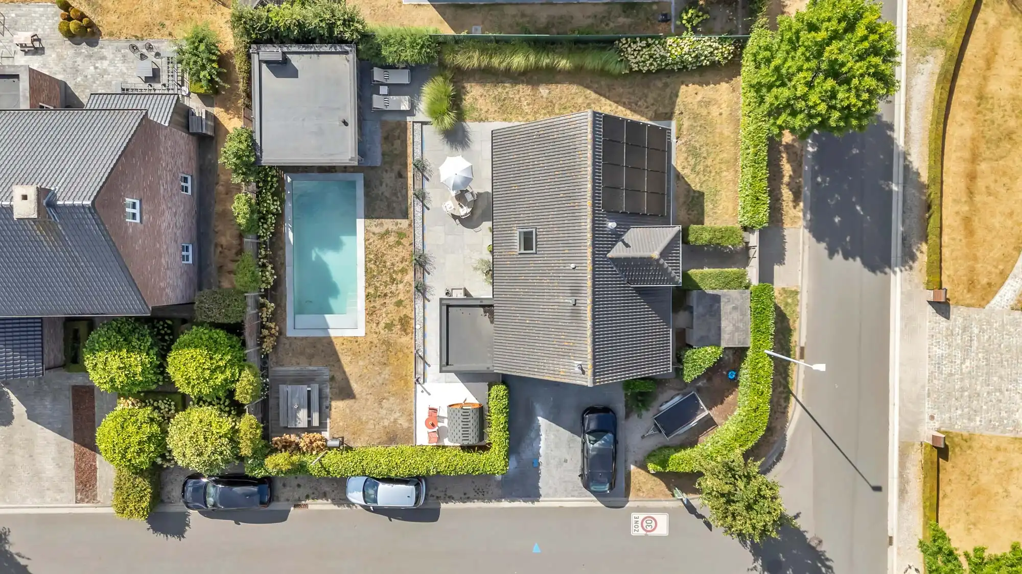 Woning met zwembad en zonnepanelen op toplocatie foto 32