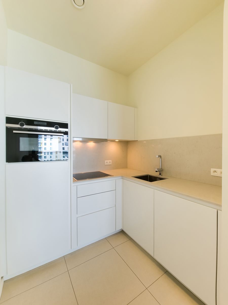 Ongemeubeld 1 slaapkamer app. met mooi terrras foto 5