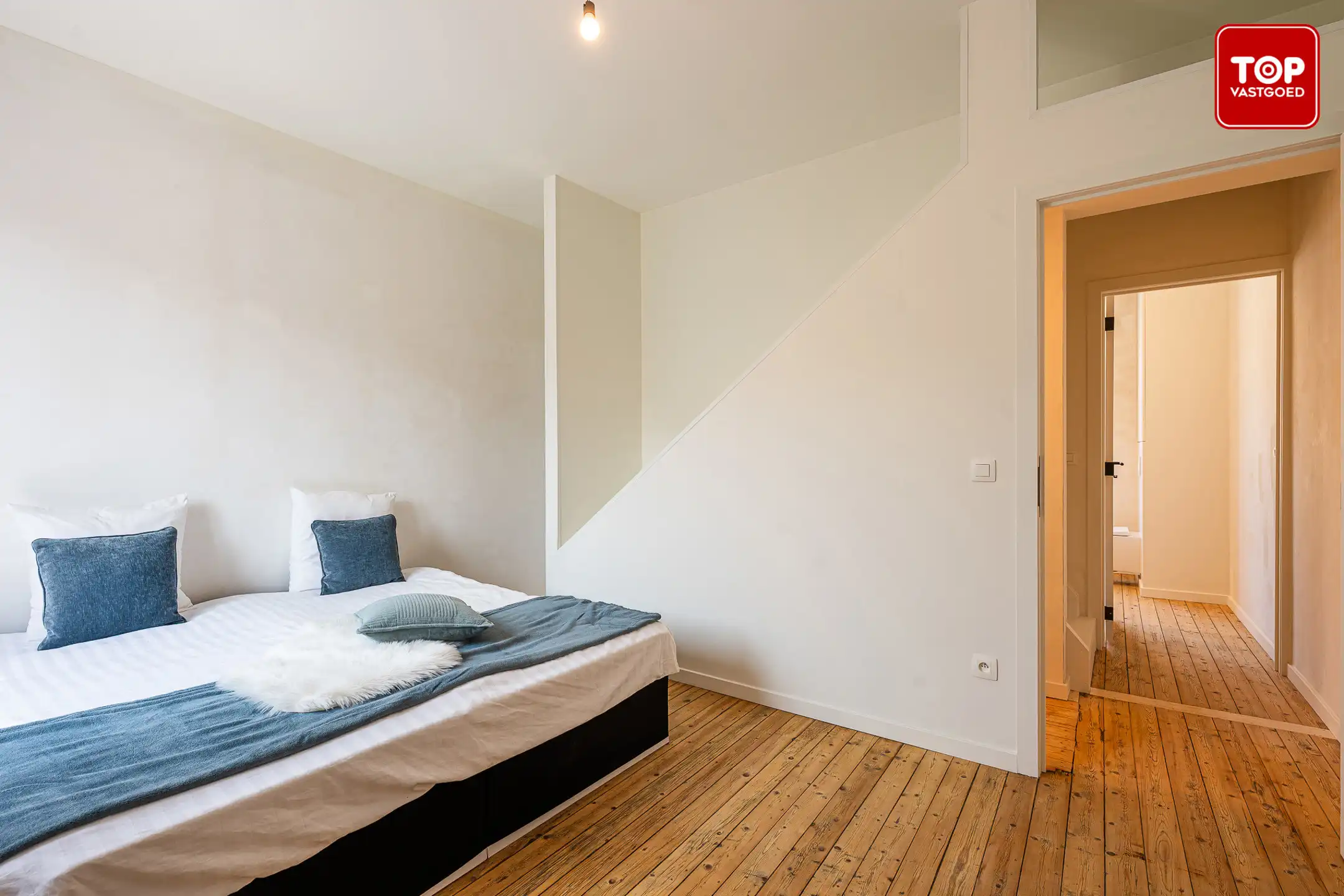 Instapklare, totaal gerenoveerde woning op toplocatie! foto 14