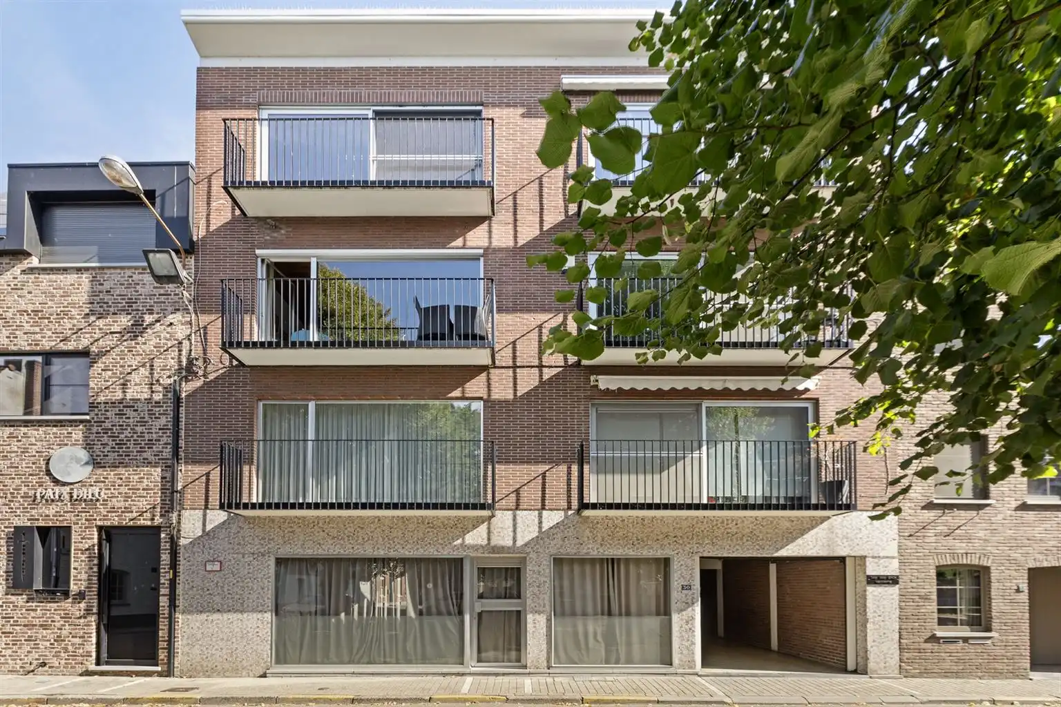 Instapklaar, gerenoveerd appartement met 3 slaapkamers, 2 terrassen en ruime garagebox gelegen op een toplocatie in het centrum van Maaseik, nabij de markt & met zicht op het Kerkplein. foto 23