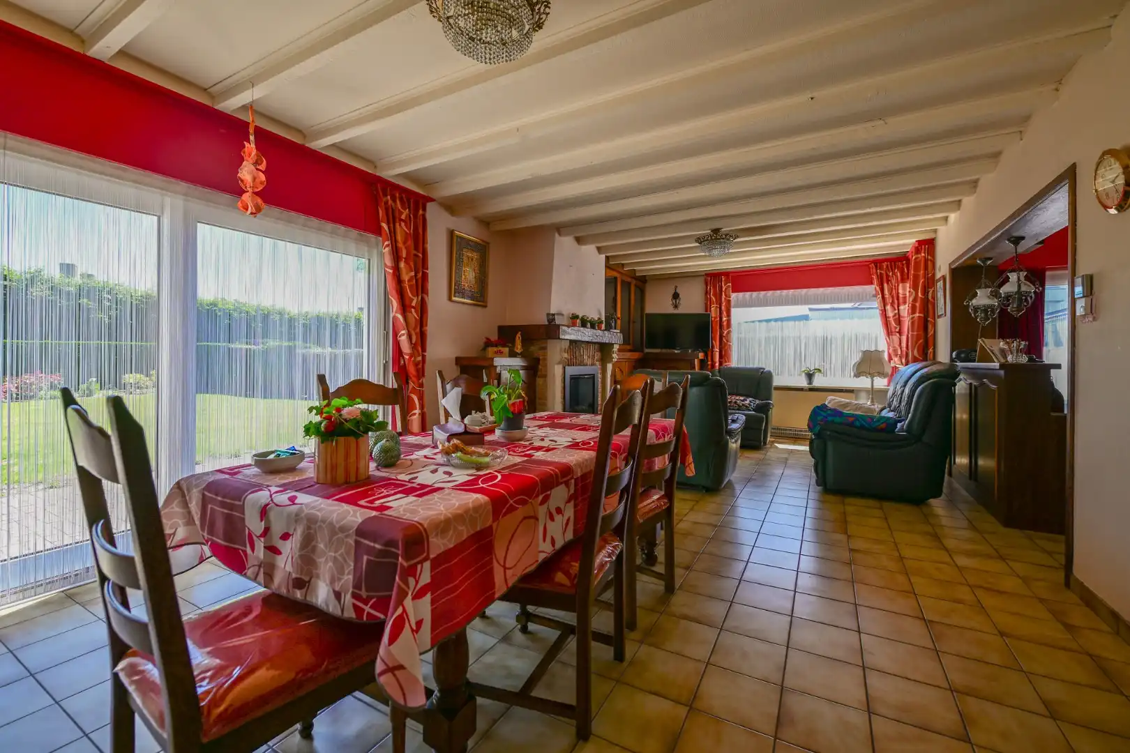 Ruime gelijkvloerse woning met 3 slaapkamers, garage en zonnige tuin op 781m2 foto 6