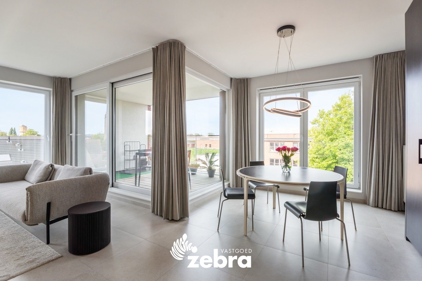 Recent tweeslaapkamerappartement met autostaanplaats vlak bij centrum Roeselare! foto 4