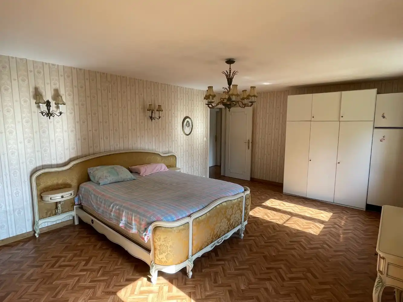 Karaktervolle vrijstaande villa met 5 slaapkamers en mooie tuin foto 13