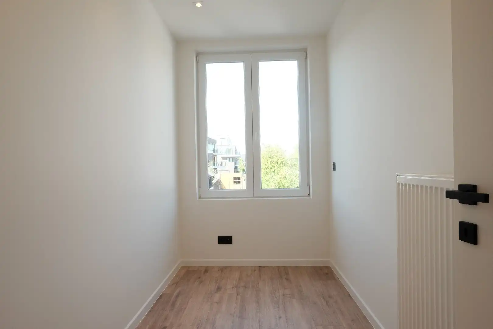 Volledig vernieuwde rijwoning met 3 slaapkamers, aangelegde tuin en private parkeerplaats foto 15
