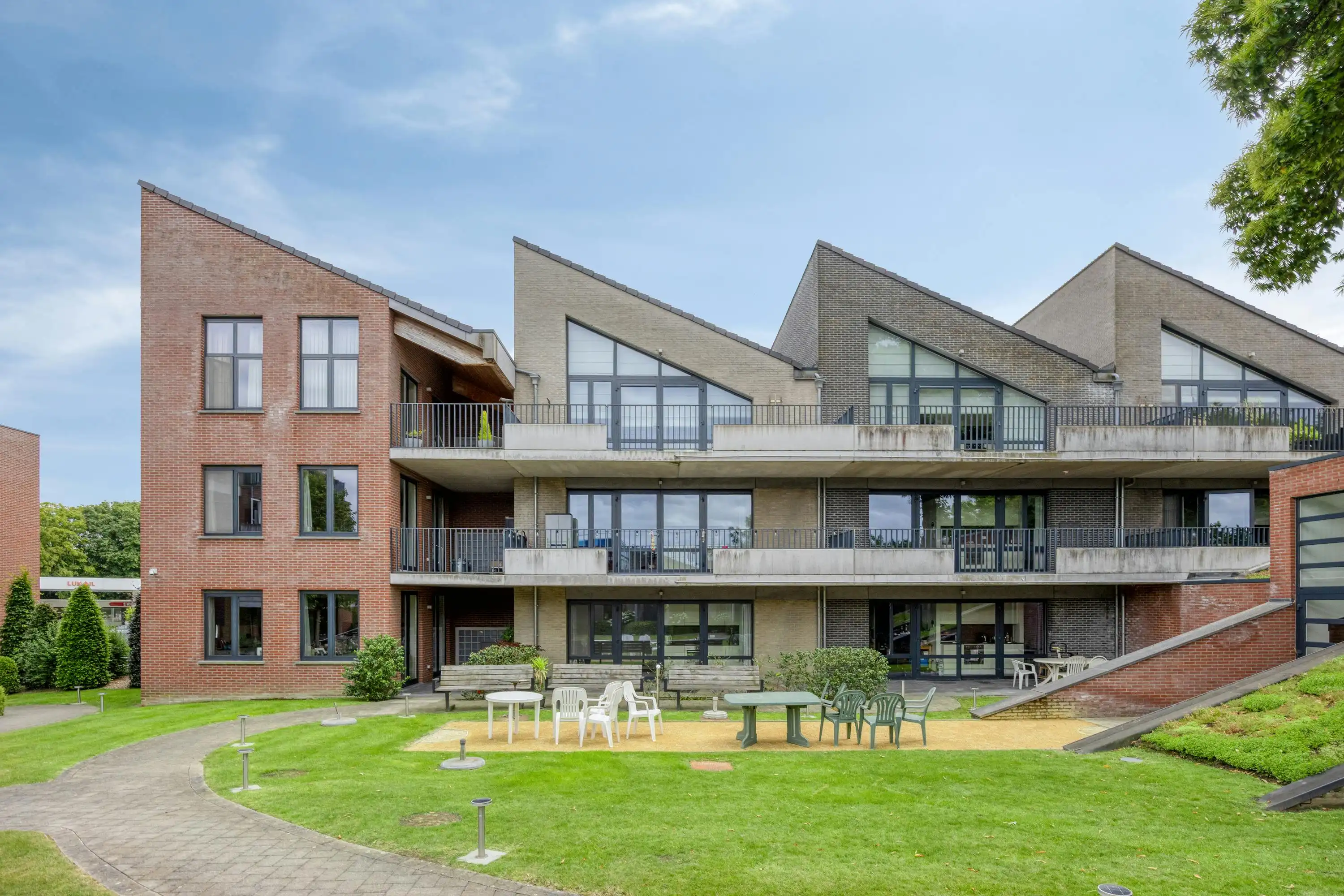 Assistentiewoning met terras en ondergrondse autostaanplaats foto 13