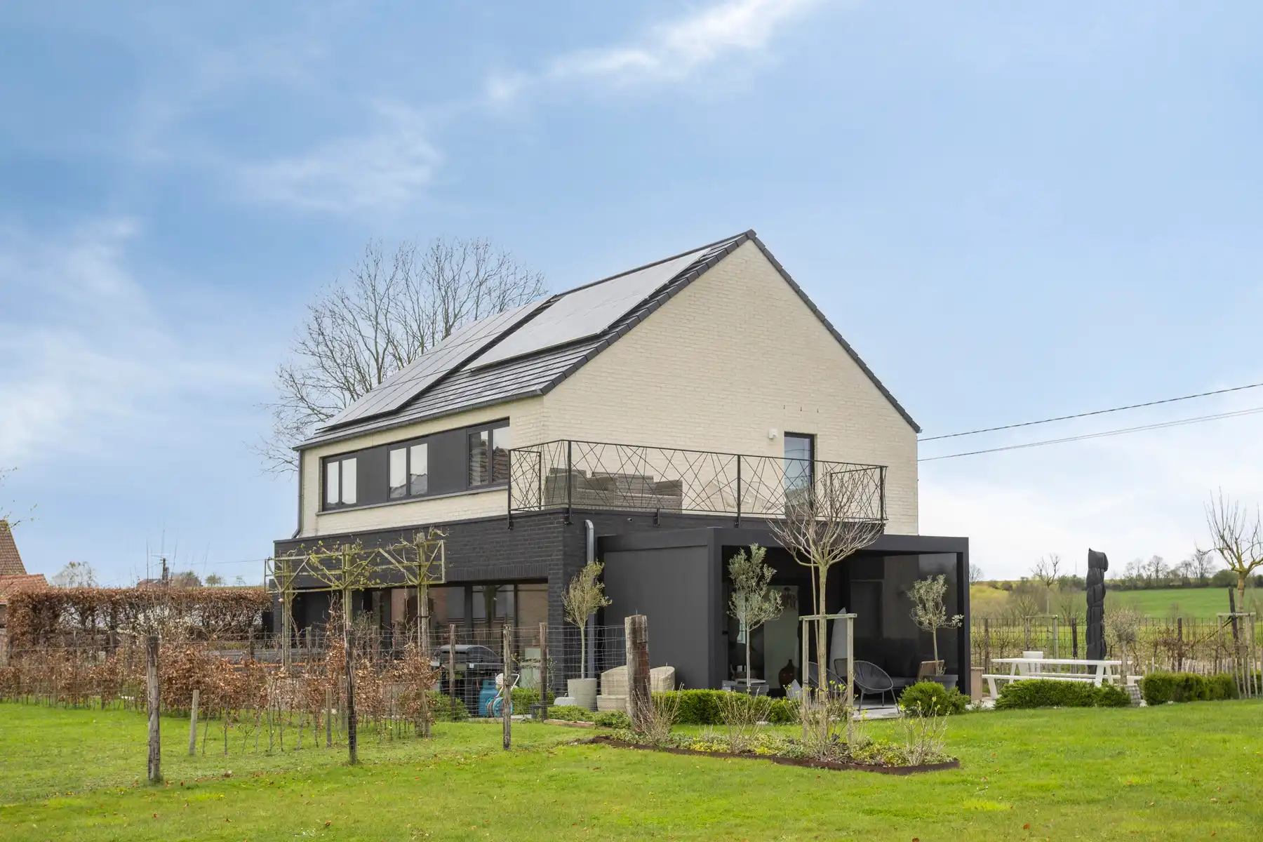 Prachtige 4-Gevelvilla in het groene omgeving foto {{pictureIndex}}