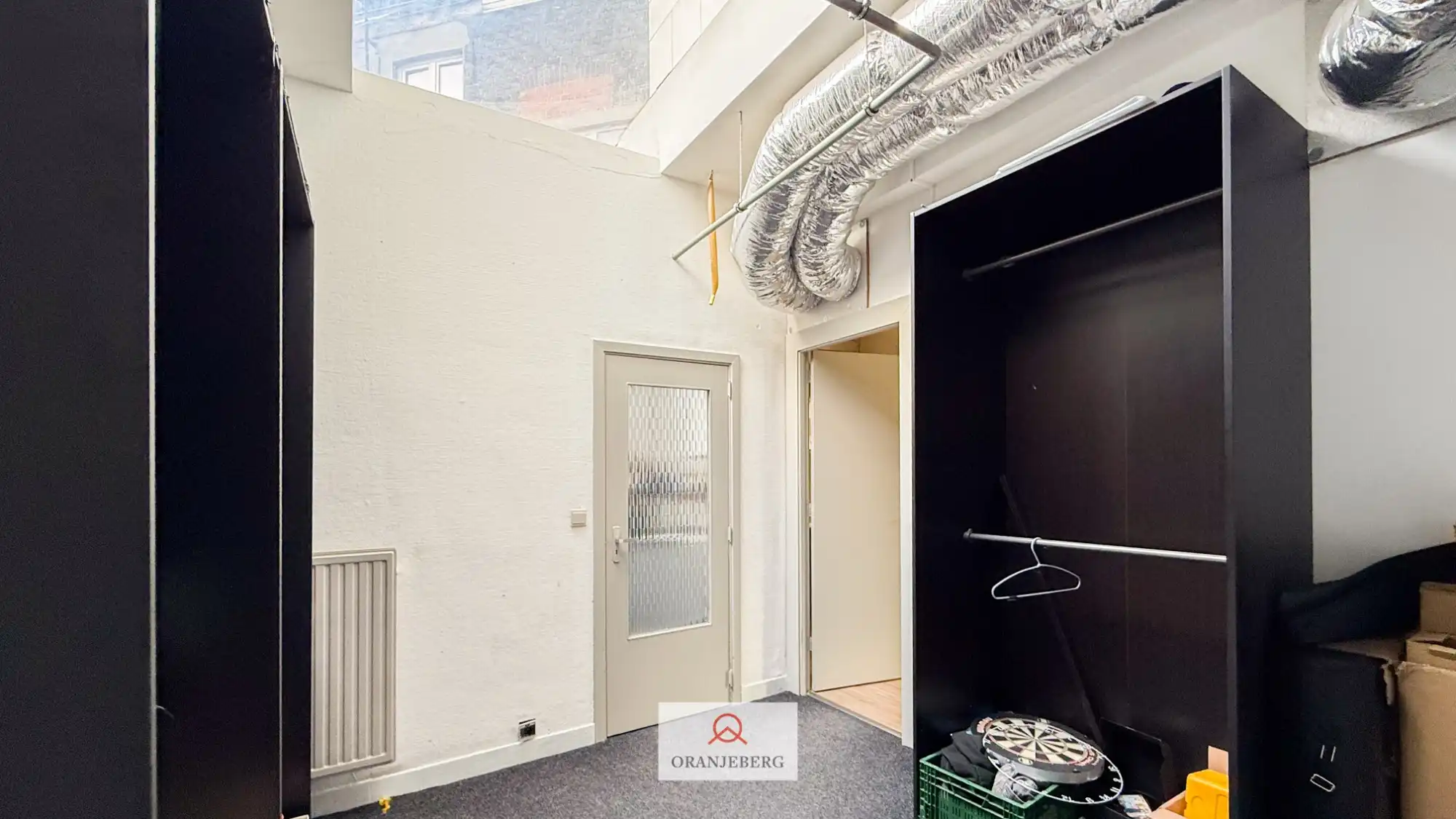 Hoek handelspand op commerciële ligging met veel visibiliteit foto 37