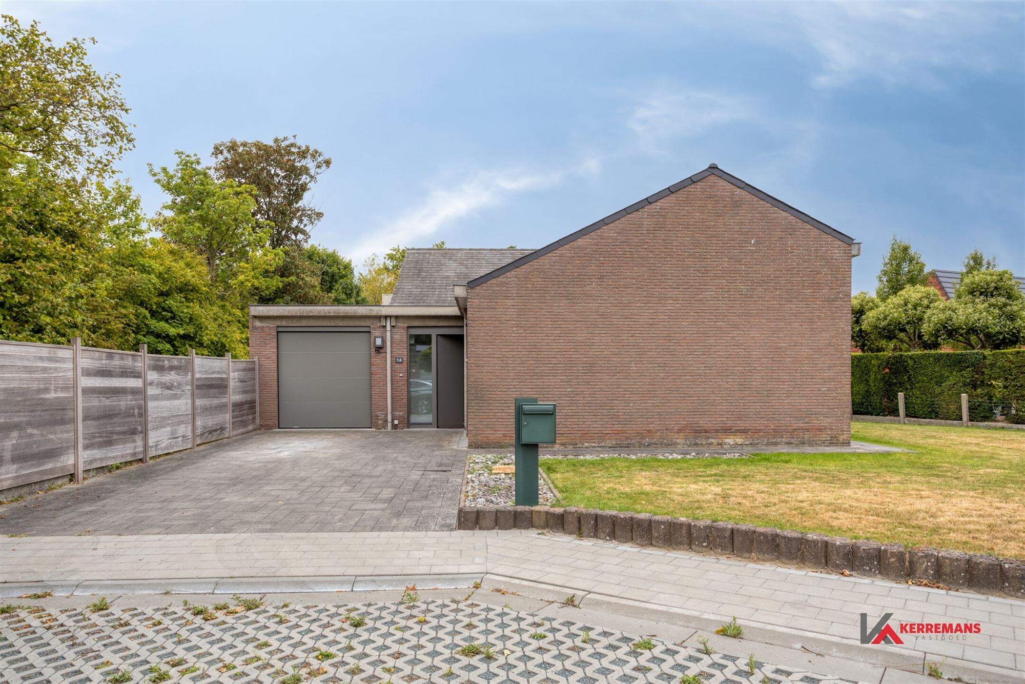 Woning met 3 slaapkamers, garage en tuin.  foto {{pictureIndex}}
