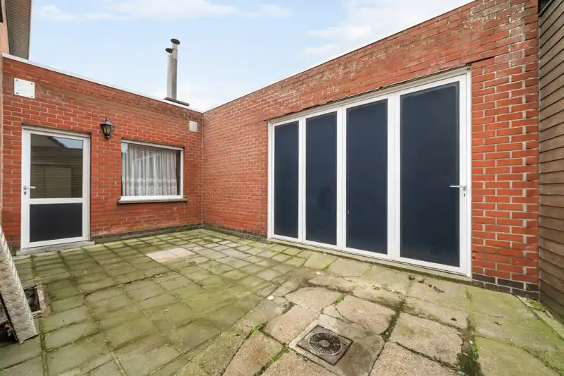 Westrozebeke-centrum. Te renoveren half open bebouwing, uitzonderlijke grote woning met veel bergruimte en garage. Potentieel als woonruimte 165-225m2. Tuin en tuinhuis. foto 16