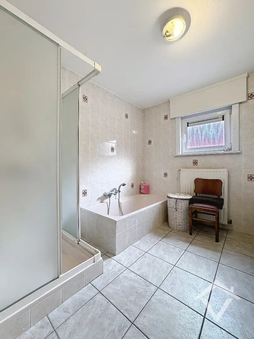 Alleenstaande woning met naastliggend stuk bouwgrond en weide te Eernegem foto 11
