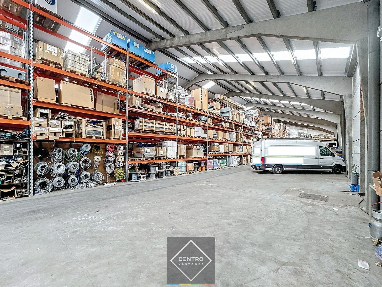 Instapklaar MAGAZIJN (1.200m²), voorzien van 2 LAADKADEN (met levellers), elektrische sectionaalpoort en verhard terrein (voor- en achterkant) op industriezone te Gistel. foto 2