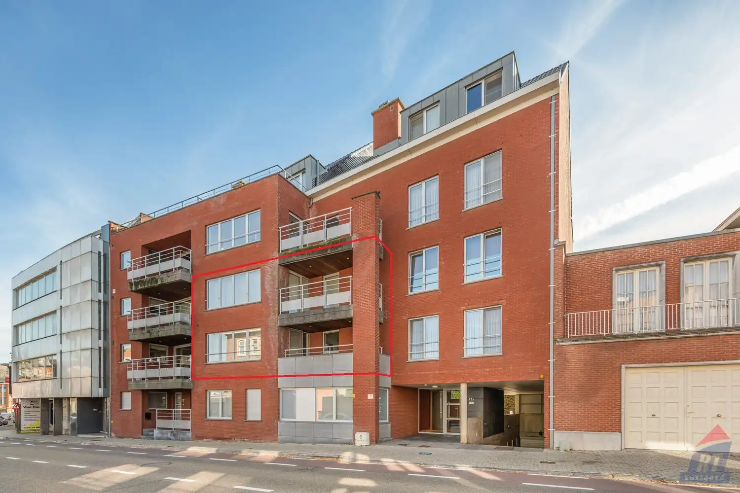 Ruime duplex met 2 slaapkamers, 2 terrassen en autostaanplaats op topligging in Sint-Truiden foto {{pictureIndex}}
