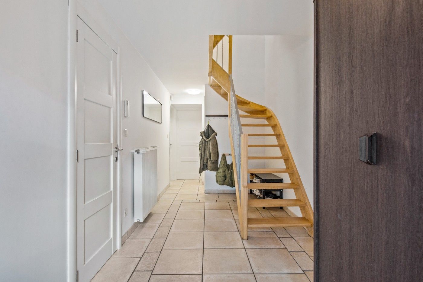 Ruime bel-etagewoning met 3 slpk, terras, tuin en inpandige garage foto 2