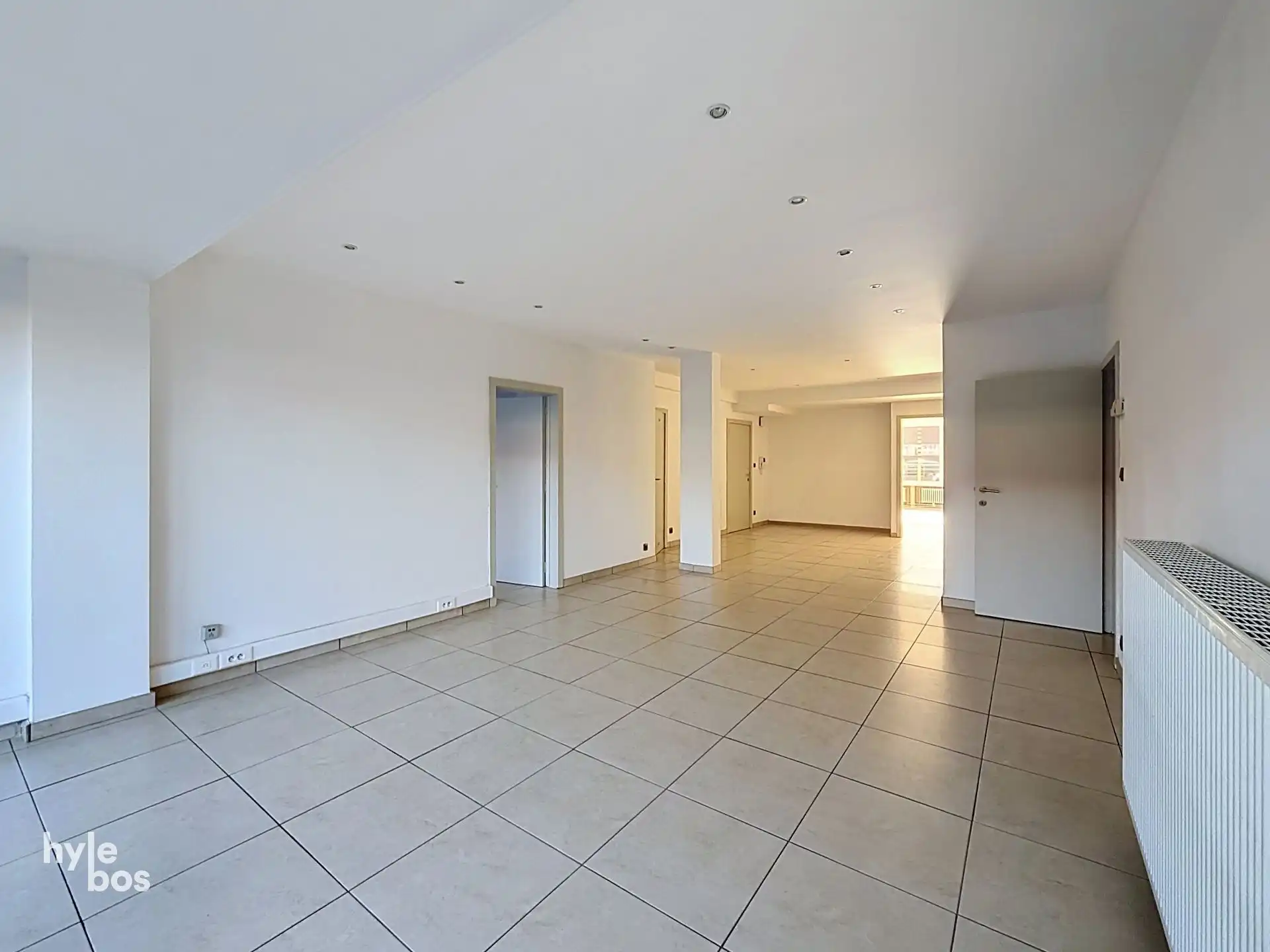 Centraal gelegen, zeer ruim drie slaapkamer appartement met stadstuin en garage foto 5