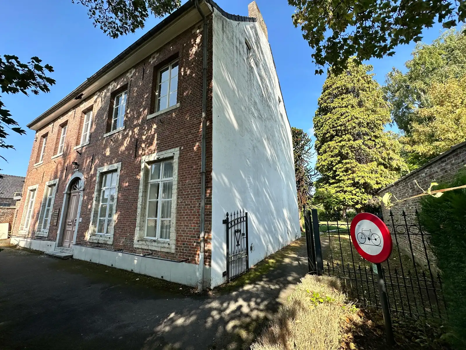 In de schaduw van de kerktoren bevindt zich deze mooie historische idyllische unieke pastorie.   foto 8