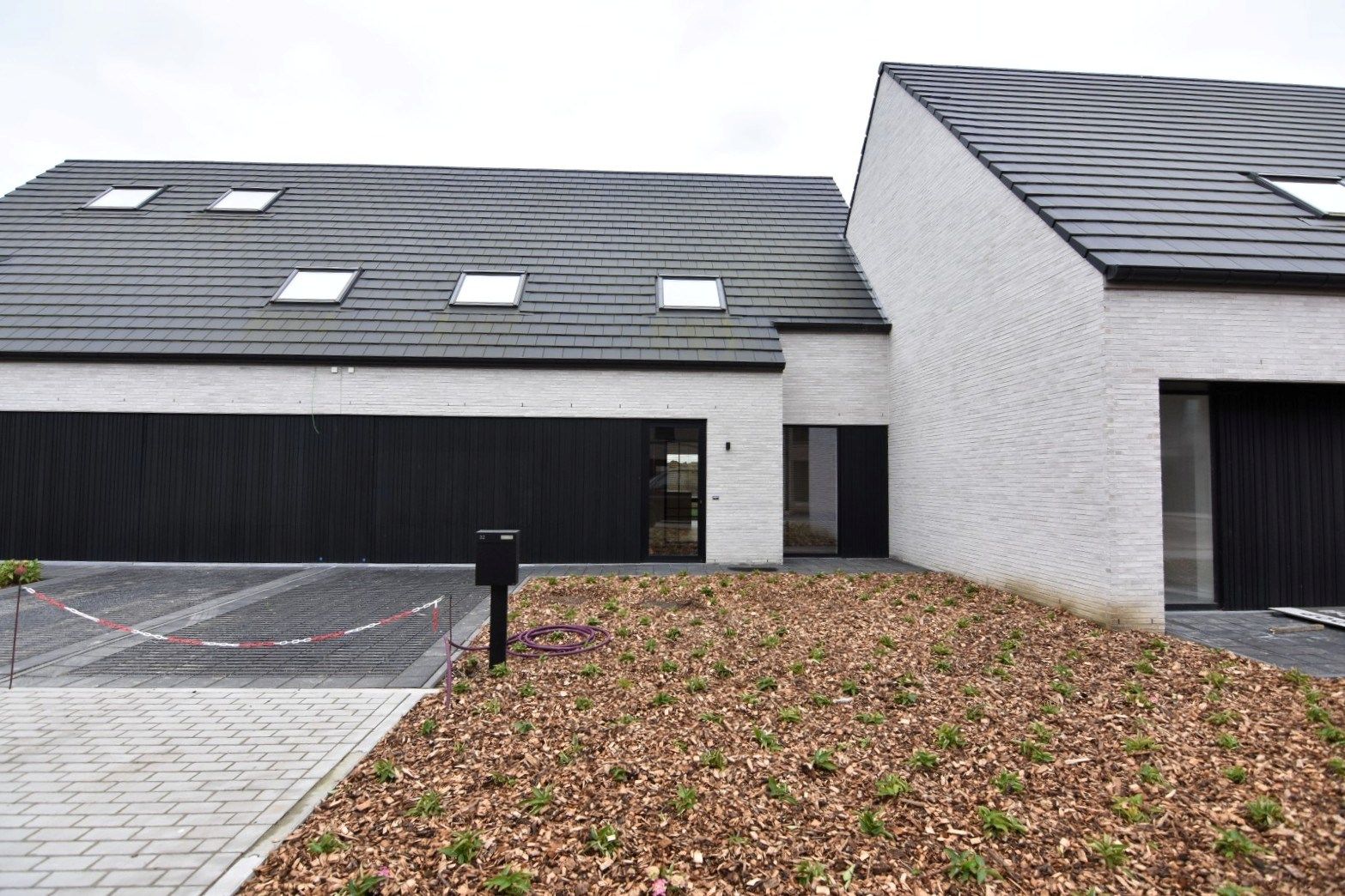 Prachtig afgewerkte nieuwbouw woning in leuke woonwijk foto 2