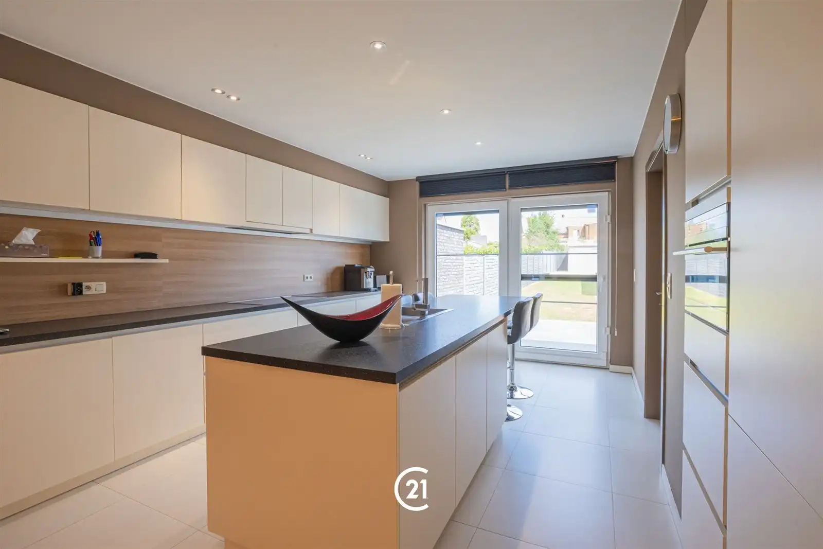 Instapklare gezinswoning met ruime garage foto 4