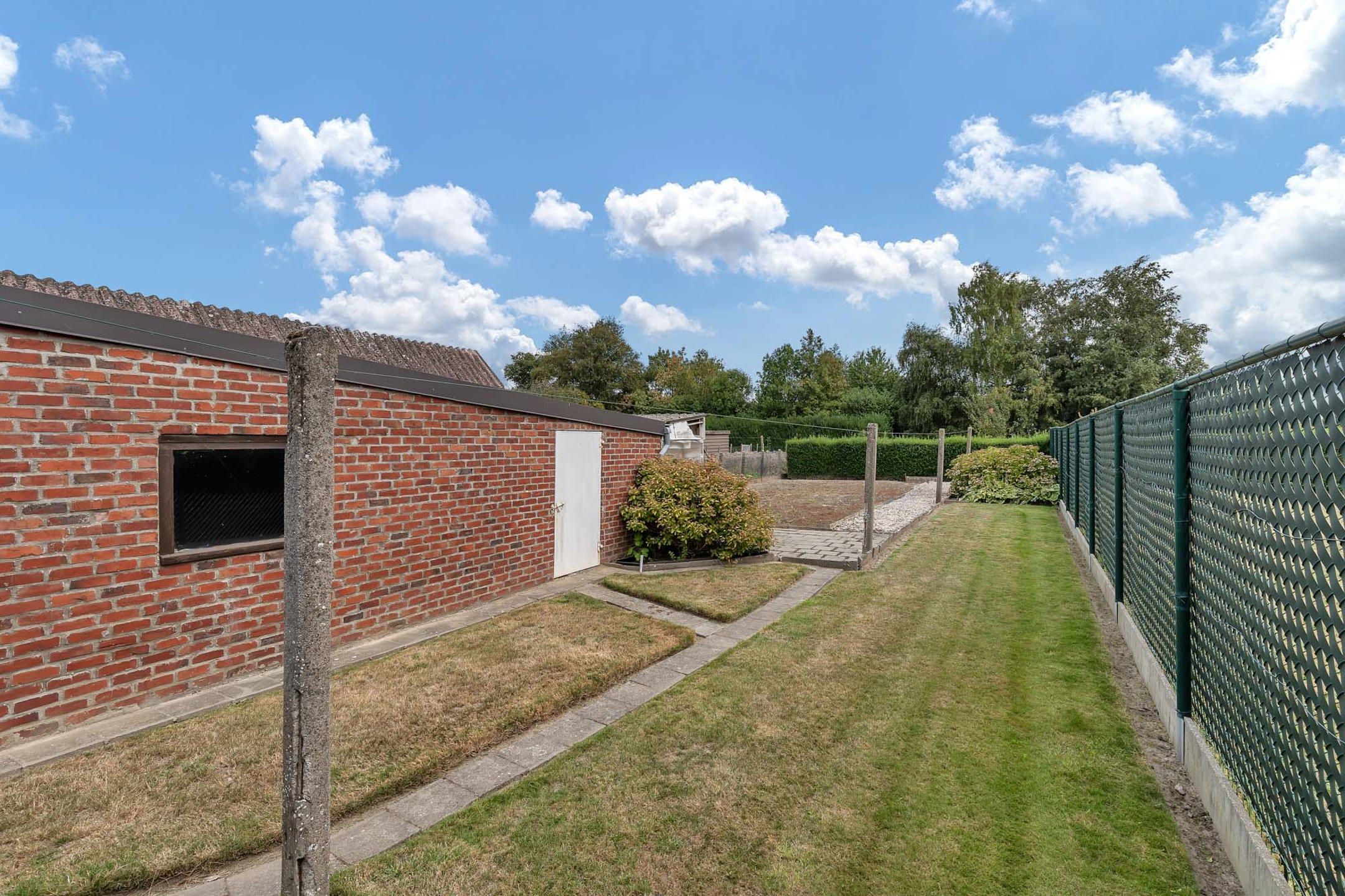 Ruime en deels vernieuwde halfopen bebouwing te Deinze foto 13