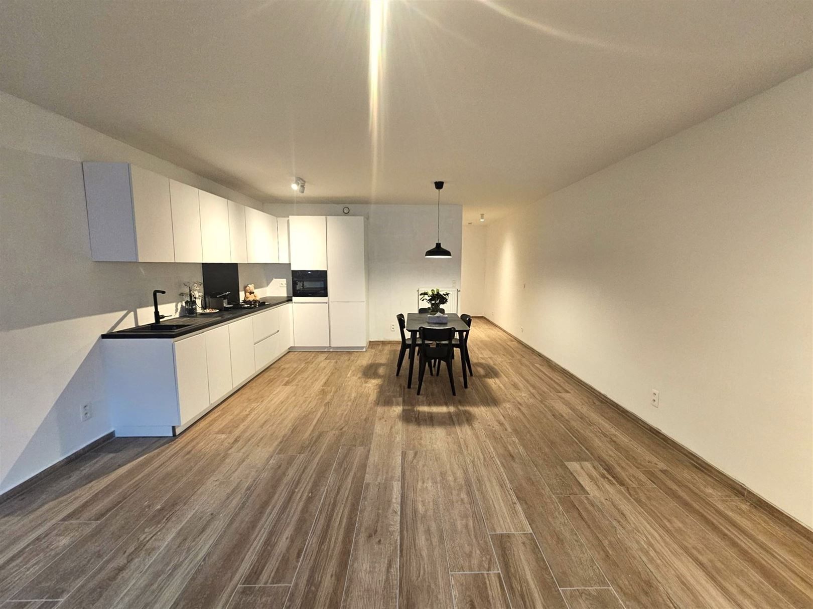 Instap klaar appartement met 2 slaapkamers en terras foto {{pictureIndex}}