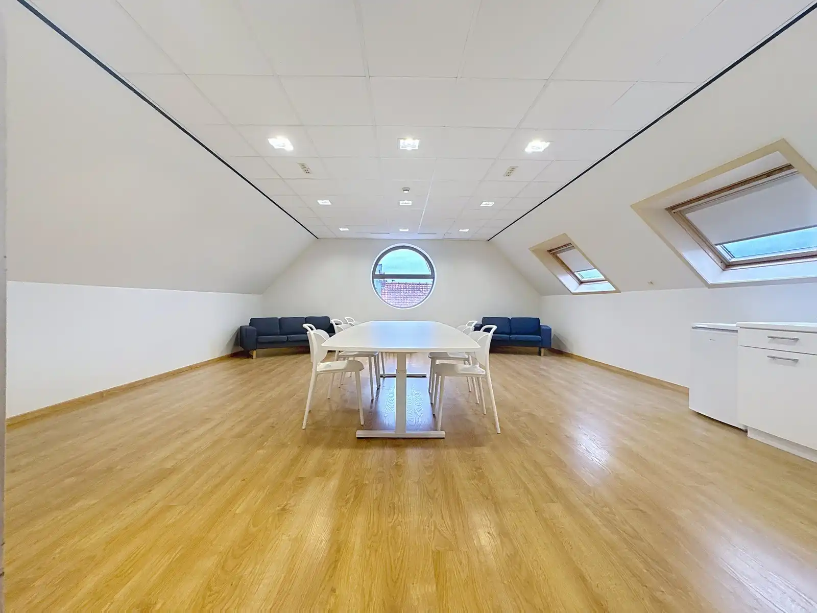 VOLLEDIG VERNIEUWDE en instapklare KANTOORRUIMTE op gelijkvloers (± 45m²)  met UITSTRALING op de markt van Knesselare! Ruime parkeergelegenheid langs de openbare weg. foto 6