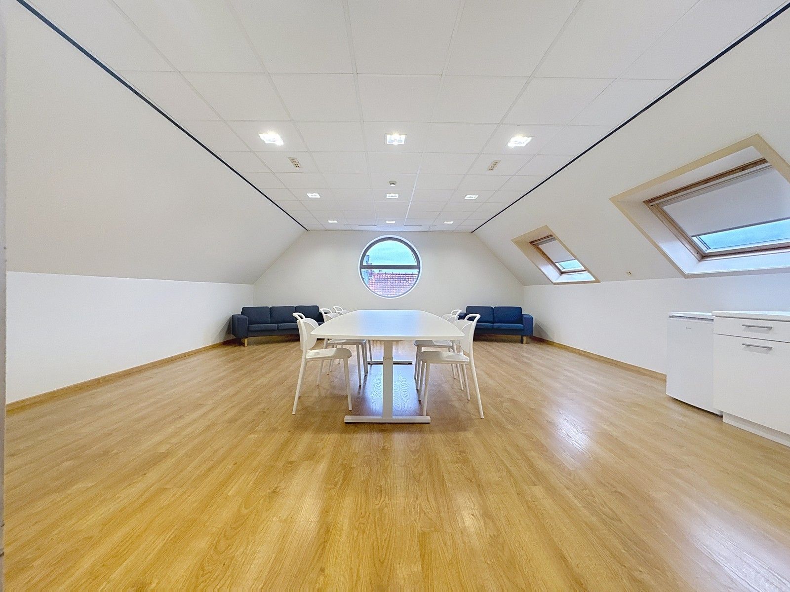 VOLLEDIG VERNIEUWDE en instapklare KANTOORRUIMTE op gelijkvloers (± 45m²)  met UITSTRALING op de markt van Knesselare! Ruime parkeergelegenheid langs de openbare weg. foto 6