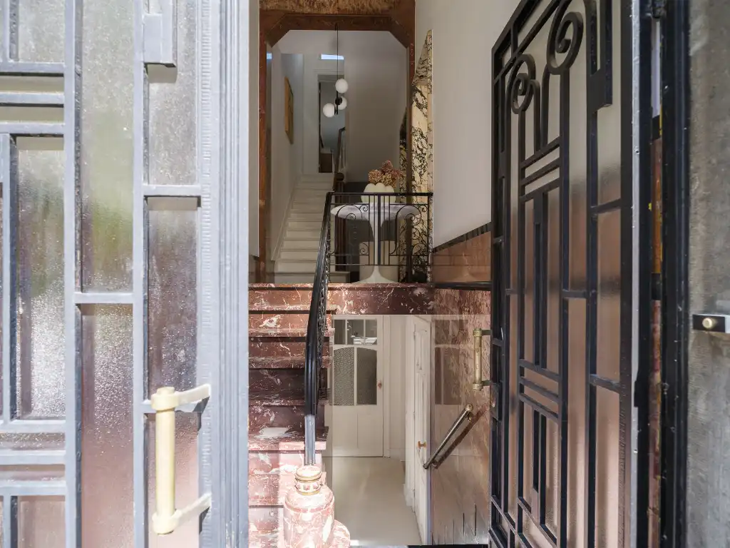 Stijlvolle townhouse met karaktervolle art-nouveaugevel op een gegeerde locatie nabij het Baudelohof. foto 2