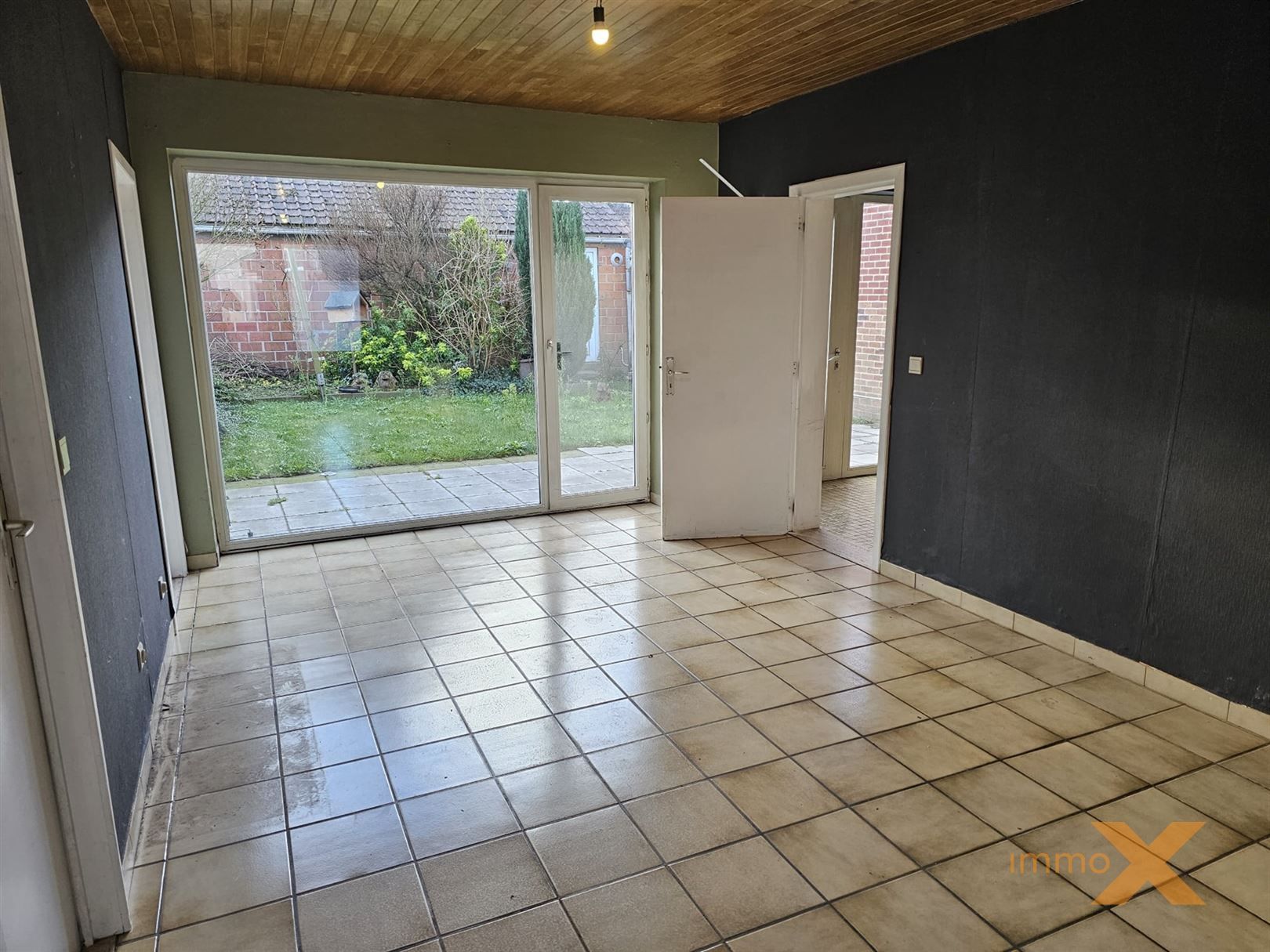 RUIME WONING MET DUBBEL GARAGE EN TUINTJE foto 8