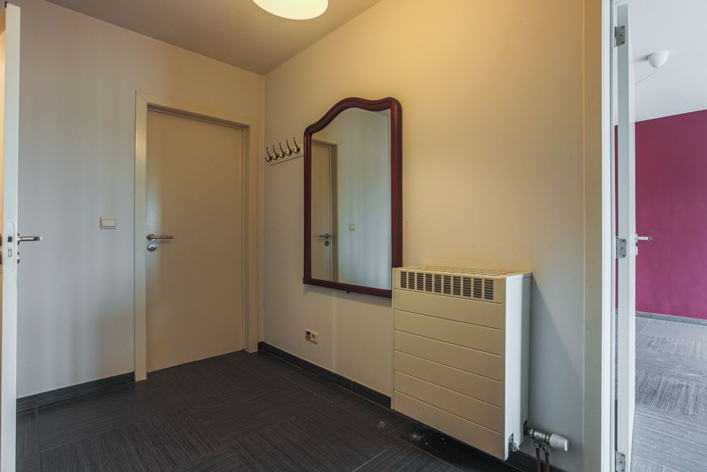 Vernieuwd 2 slaapkamer appartement met terras en garage foto 8