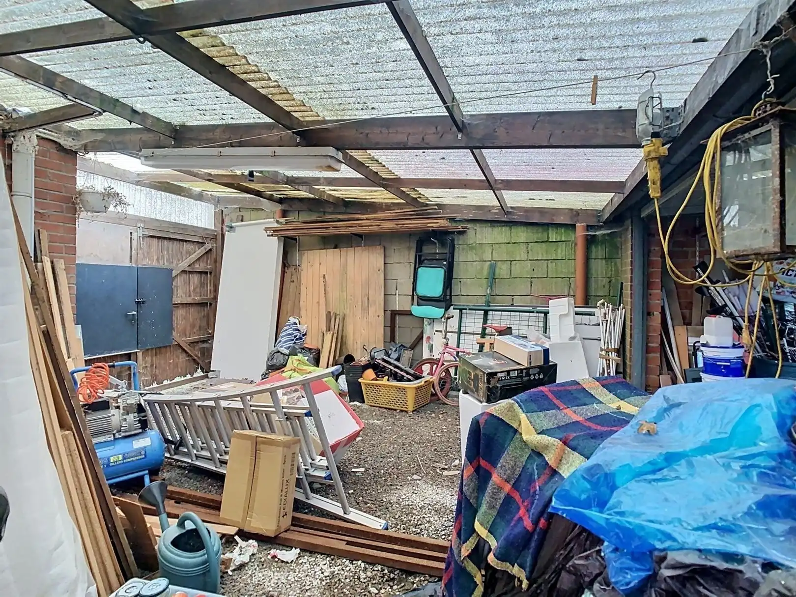 Te renoveren 3-gevel met prachtige tuin foto 19